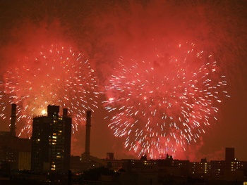 fireworks over New York City in 2008 (Shankbone)