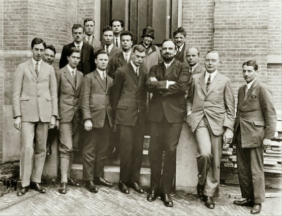Assembly of physicists at the Kamerlingh-Onnes Lab, Leiden, 1926.
