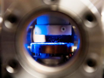 Thermophoretic levitation vacuum chamber